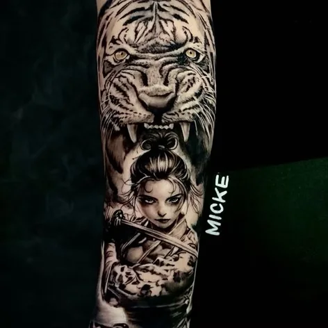 Fechamento de braço em realismo com tigre e composição oriental