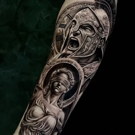 Tatuagem em realismo com esculturas e estátuas