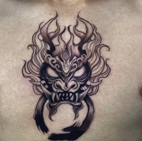 Tatuagem ornamental em preto e cinza