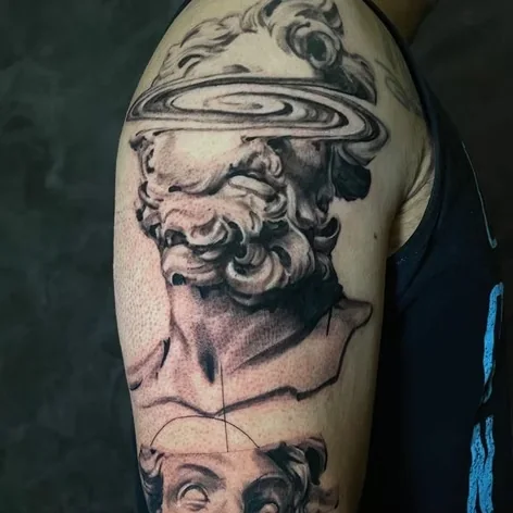Tatuagem em realismo no ombro com estátua clássica
