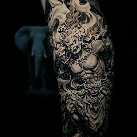 Tatuagem em realismo, composição densa em preto e cinza