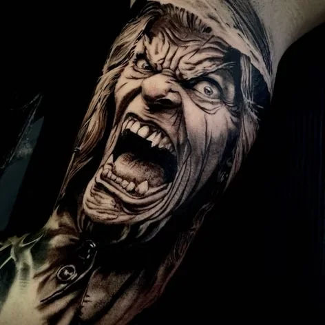 Tatuagem em realismo com expressão facial dramática